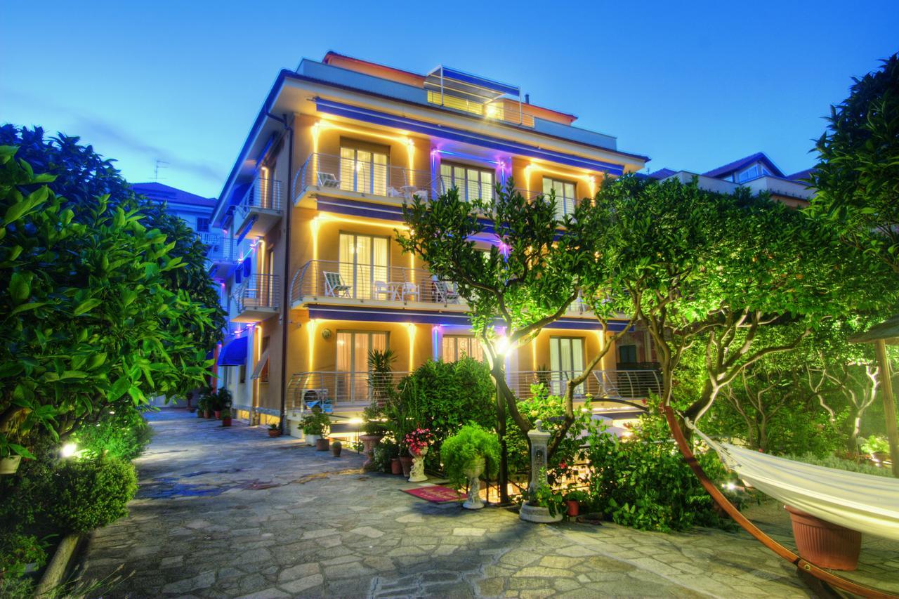 Hotel Villa Delibera 瓦拉泽 外观 照片