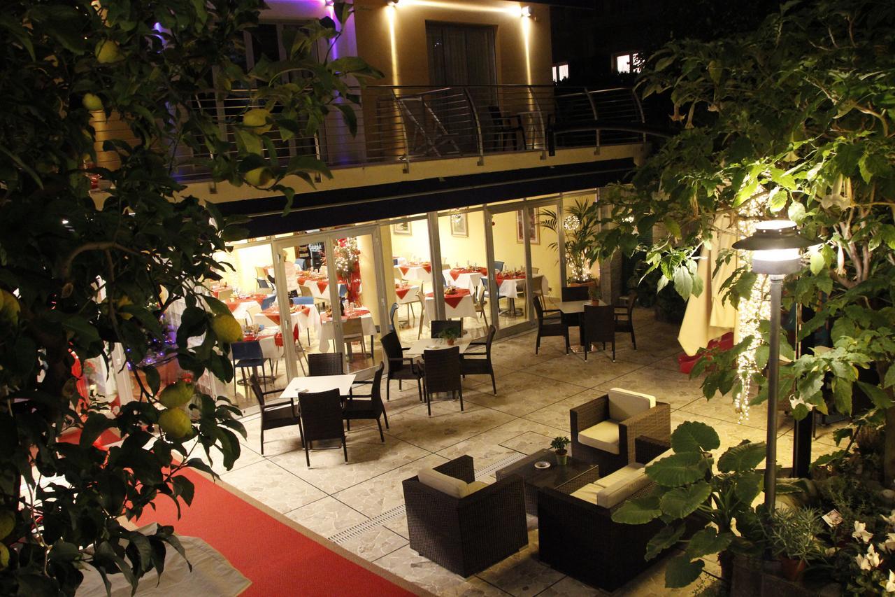 Hotel Villa Delibera 瓦拉泽 外观 照片